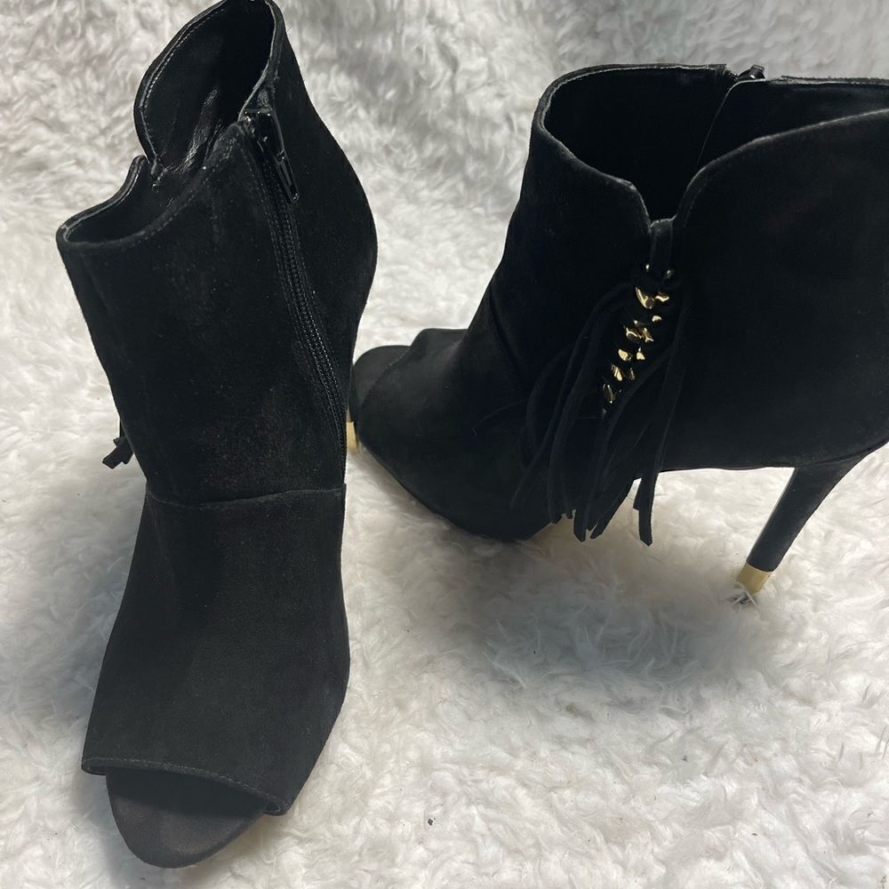 Guess Aziz black suede fringe ankle boots peep toe gold tone accent SZ9.5 - Picture 4 of 10